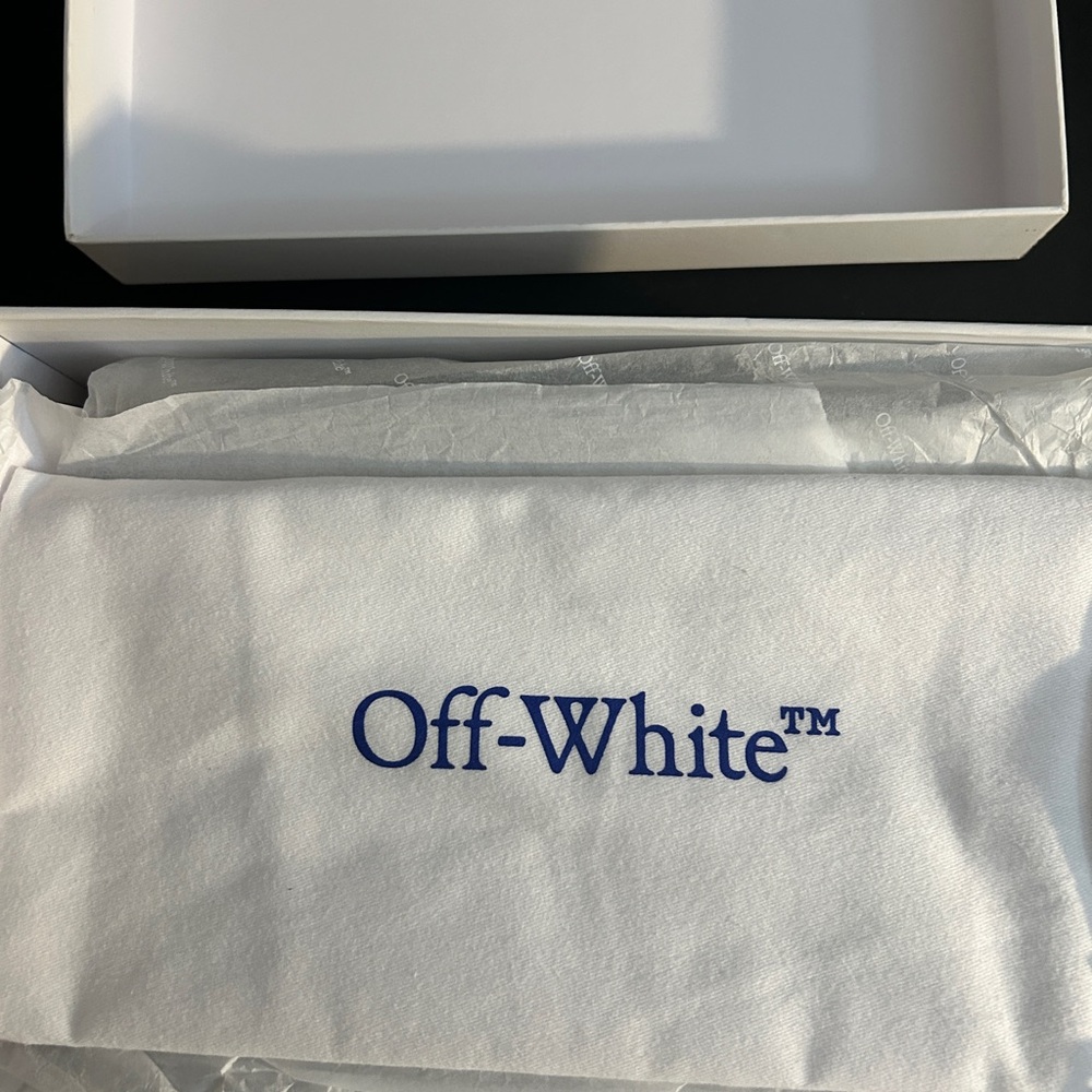 Off-White - Picture 9 of 9